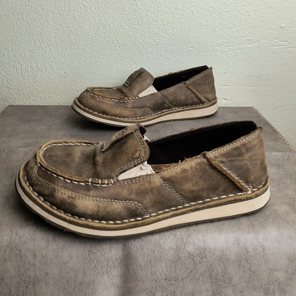 ARIAT Women\'s 6B Cruiser Bomber genuine distressed leather slip on moc toe